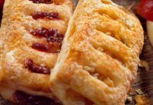 Croccanti fuori e morbidissimi dentro sono certa che ti basterà mangiare un fagottino per iniziare la giornata al meglio, scegli il gusto che preferisci Fagottini alle fragole e mele RicettaSprint