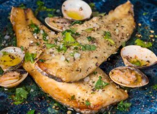 Filetti di sgombro in padella con le vongole