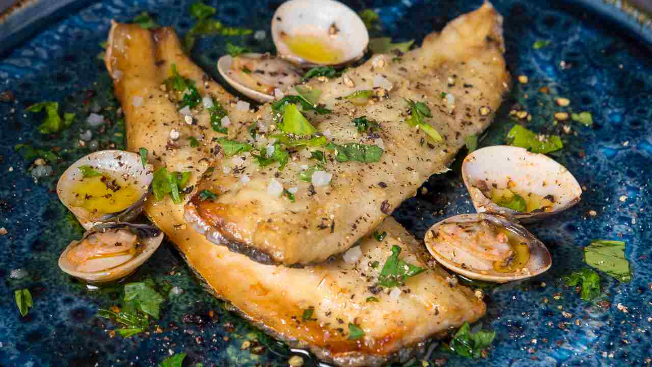 Filetti di sgombro in padella con le vongole
