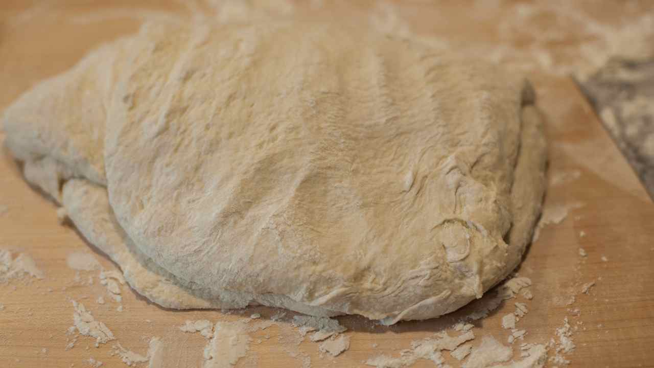 Focaccia impastata con un cucchiaio