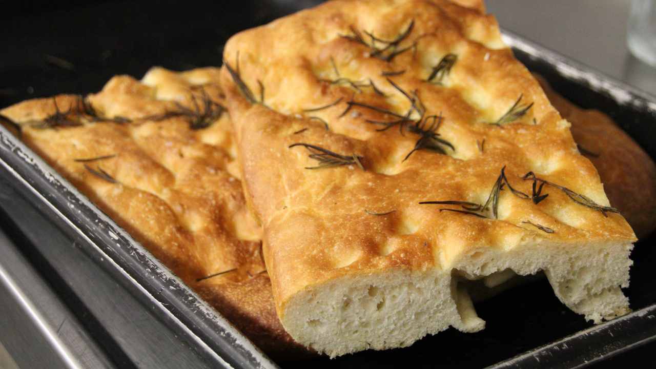 Focaccia morbida almeno una volta a settimana - RicettaSprint