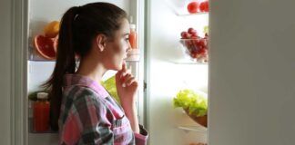 Donna davanti al frigo aperto