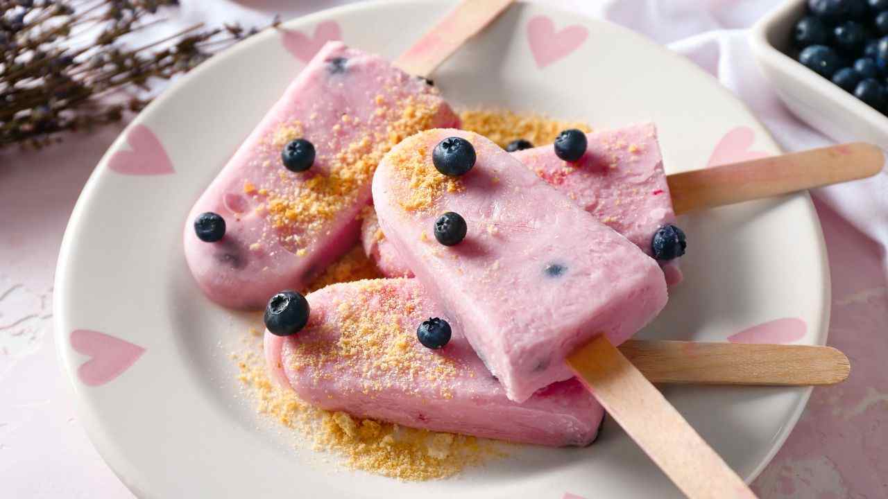 Ghiaccioli yogurt e mirtilli