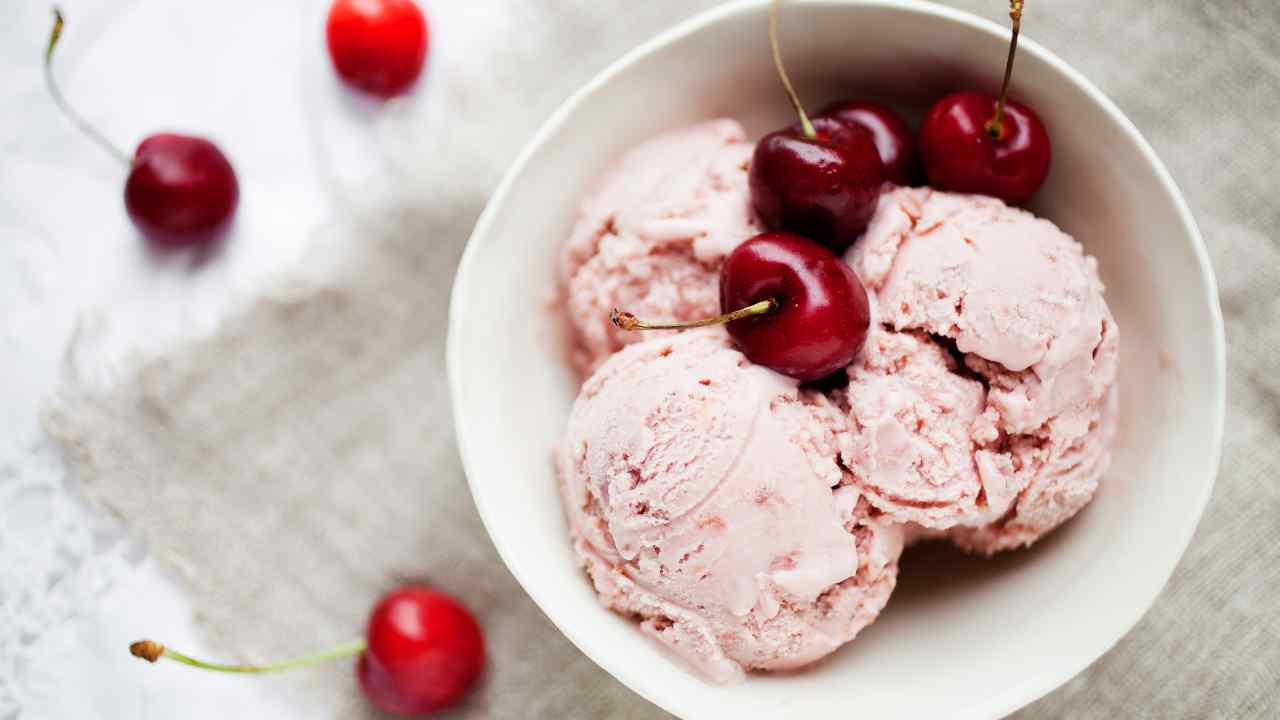 Gelato alla ciliegia senza gelatiera - RicettaSprint