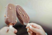 Gelato allo stecco! Più buono di quello che compri al supermercato, è il mio asso nella manica Gelato allo stecco al cioccolato - RicettaSprint