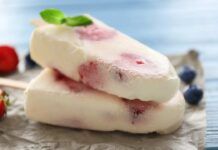 Yogurt, panna e tanta frutta fresca, metto in freezer e li ho sempre pronti, si sono ghiaccioli cremosi che ti rinfrescano Gelato yogurt e frutta fresca RicettaSprint