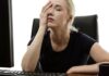 Donna stanca al lavoro