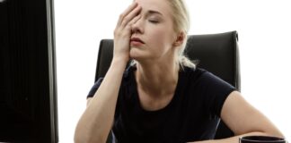 Donna stanca al lavoro