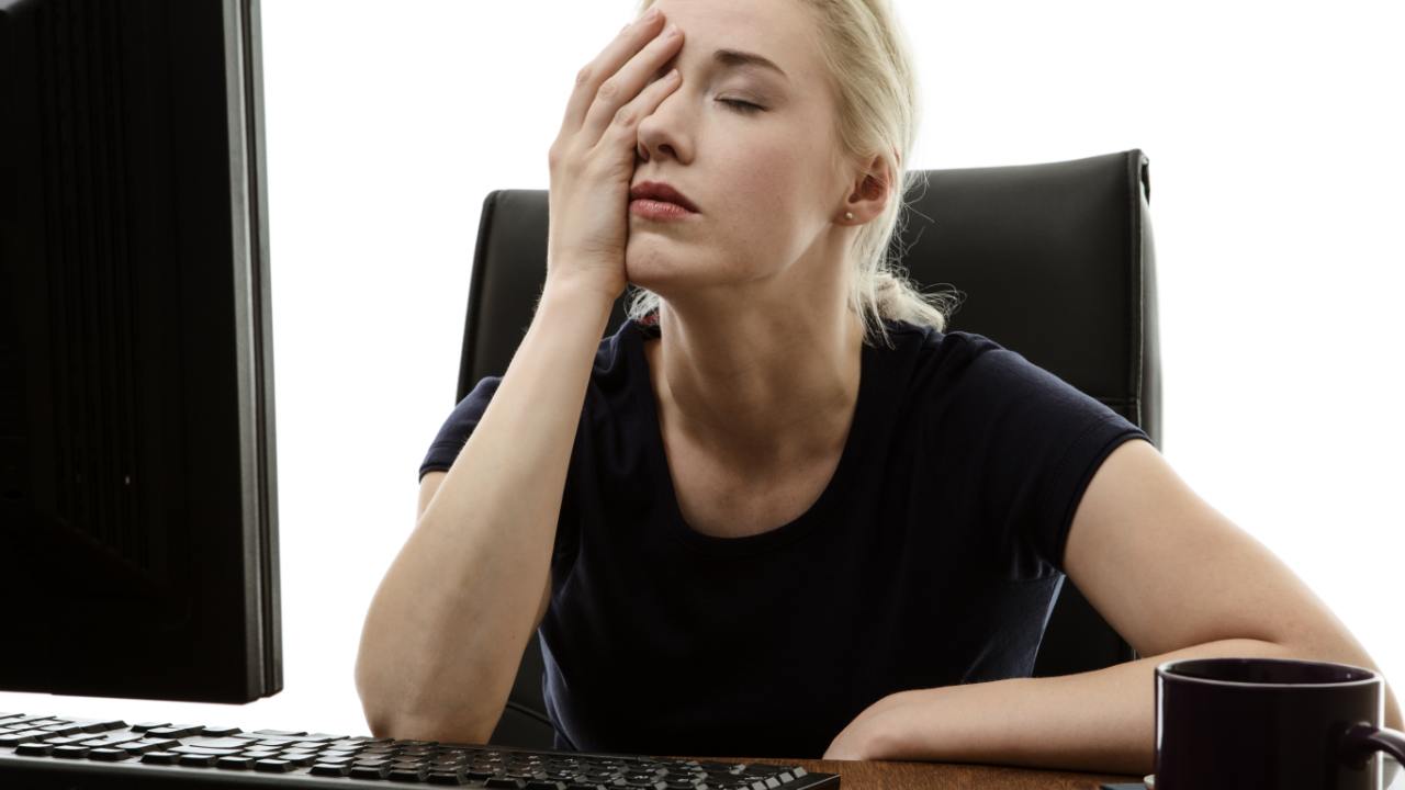 Donna stanca al lavoro