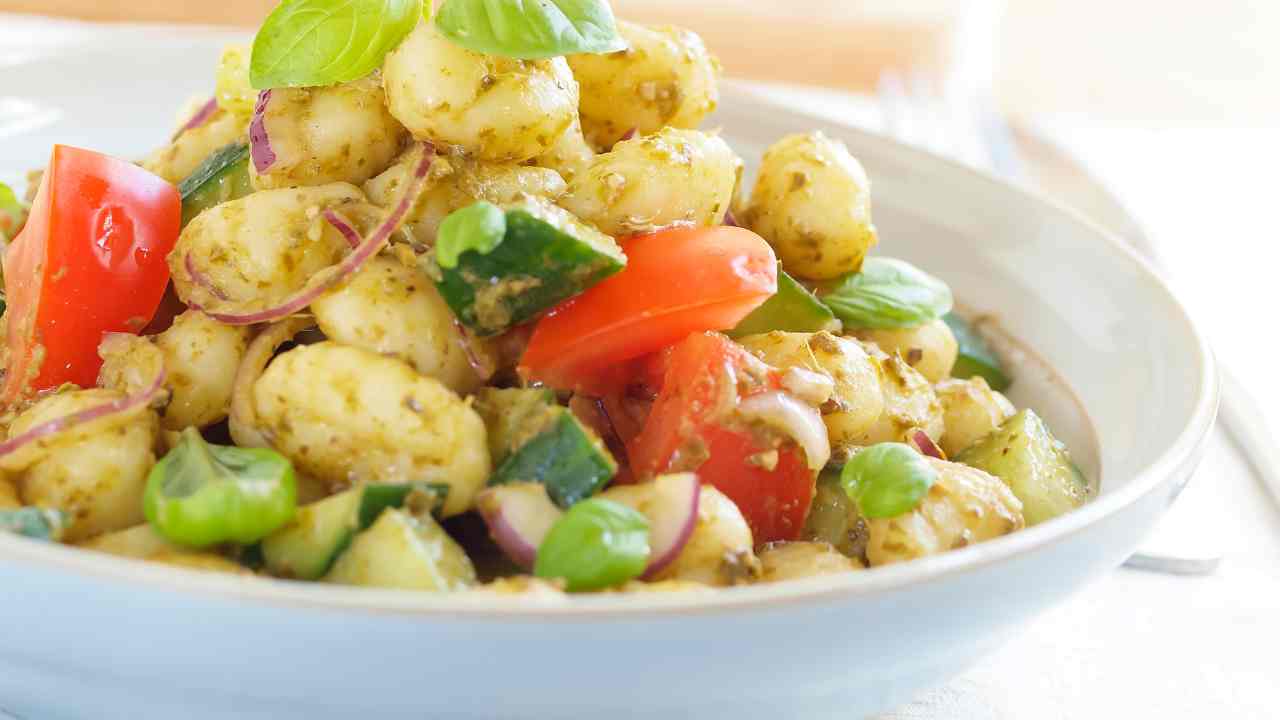Gnocchi freddi con pomodori cipolla pesto RicettaSprint