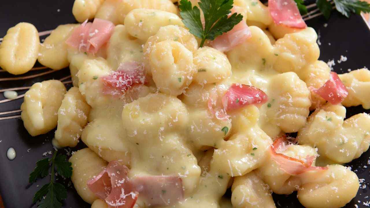 Gnocchi prosciutto e crema al formaggio