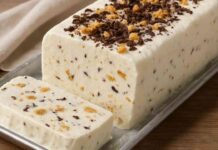 Questo dolce lo chiamano gelato furbo, ma io lo faccio in uno stampo da plumcake, lo taglio a fette cremoso, zero gelatiera. Il gelato furbo