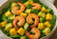 Insalata con mango avocado e gamberi