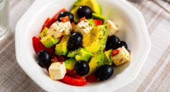 Con quest’insalata non ho più voglia di cucinare: avocado maturo, ingredienti furbi e a tavola tutti felici in 5 minuti