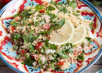 Insalata di orzo e salmone
