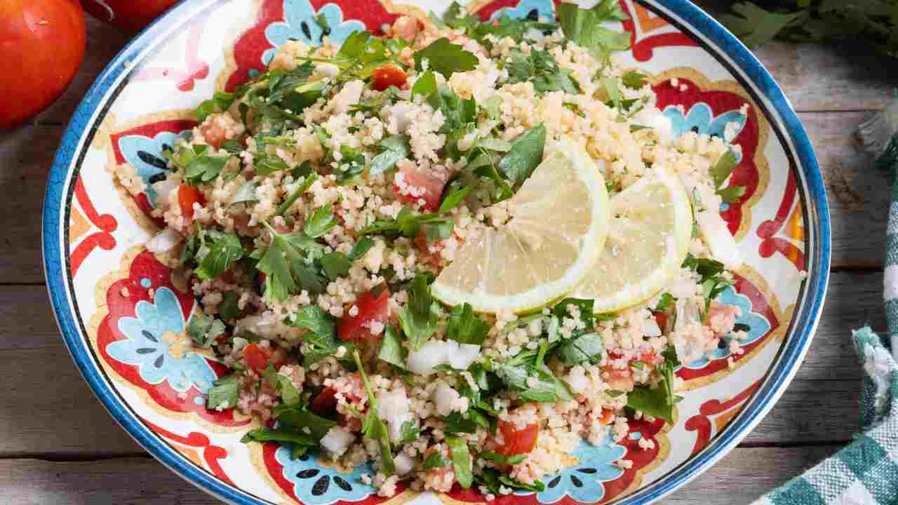 Insalata di orzo e salmone