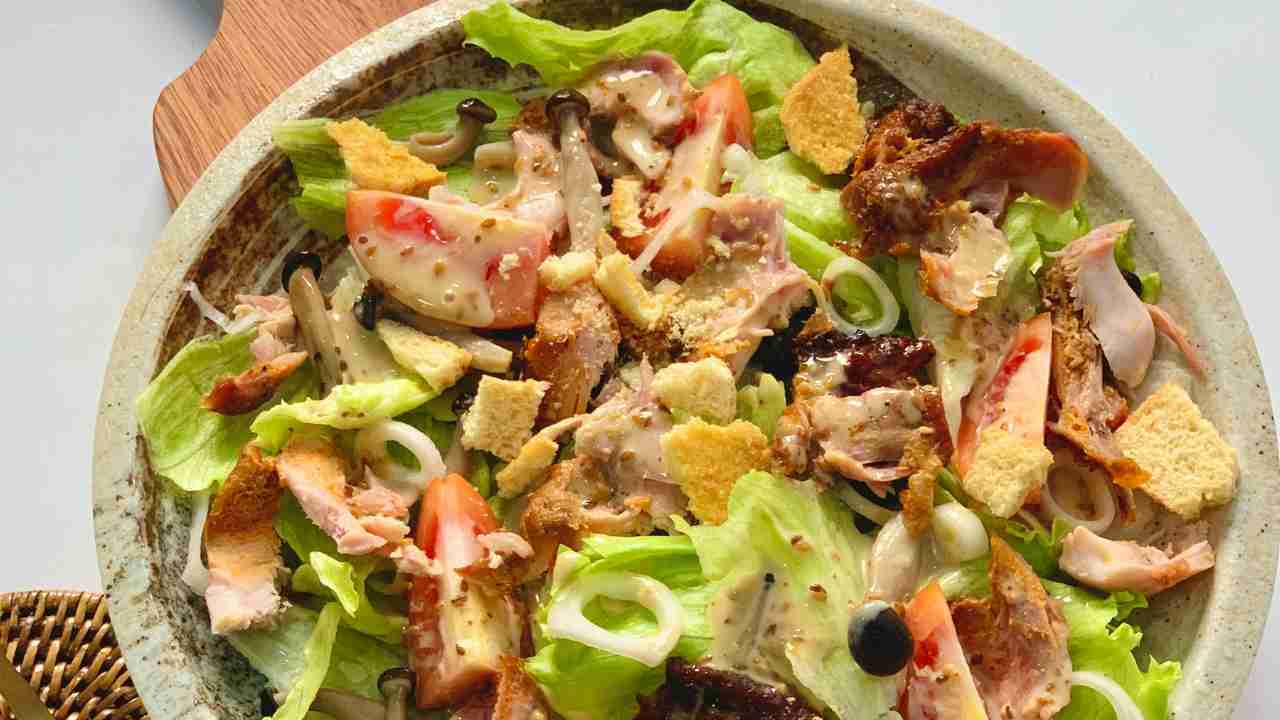 Insalata di pollo cotoletta e pomodori RicettaSprint