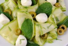 La dieta non mi pesa più: con quest’insalata fresca di zucchine e mozzarella ho pronto un pranzo saziante senza cuocere niente Insalata di zucchine e mozzarella