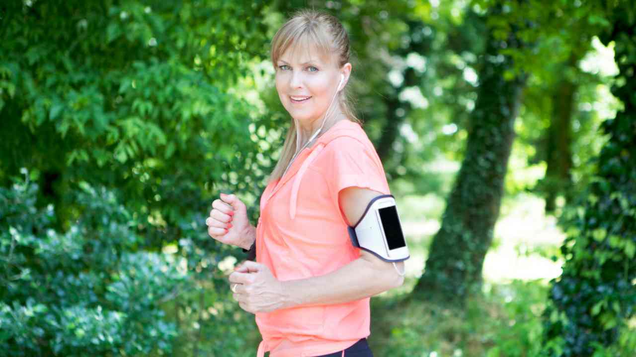 Donna che fa jogging