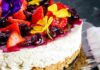 La Crostata furba d'estate si fa così, biscotti, yogurt e frutta fresca, niente forno, solo freschezza e colore