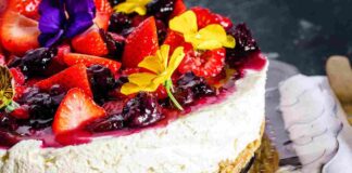 La Crostata furba d'estate si fa così, biscotti, yogurt e frutta fresca, niente forno, solo freschezza e colore