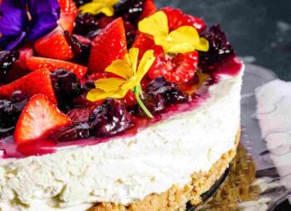 La Crostata furba d'estate si fa così, biscotti, yogurt e frutta fresca, niente forno, solo freschezza e colore