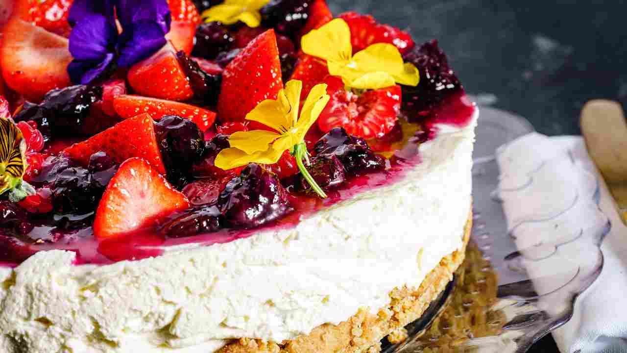 La Crostata furba d'estate si fa così, biscotti, yogurt e frutta fresca, niente forno, solo freschezza e colore
