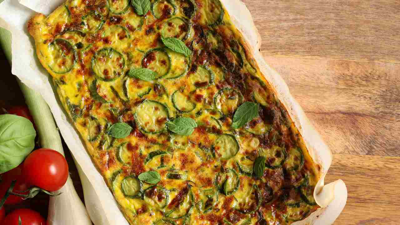 La frittata della sera prima, si fa al forno, è bella da servire e ci puoi mettere qualsiasi verdura e la conservi in frigo
