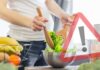 Una donna incinta che cucina ortaggi