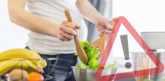 Una donna incinta che cucina ortaggi