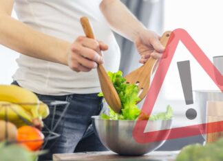 Una donna incinta che cucina ortaggi