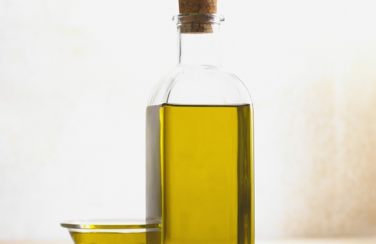 Una bottiglia di olio extravergine d'oliva