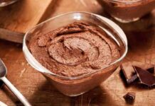 Dimentica il bagnomaria e gli albumi montati: questa mousse al cioccolato si fa in un attimo e ti svolta la serata Mousse senza uova al cioccolato