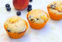 Questi muffin li preparo con pesche e mirtilli, aggiungo acqua così sono leggeri a prova di dieta spariscono in un lampo solo 70 Kcal Muffin all'acqua pesche e mirtilli RicettaSprint