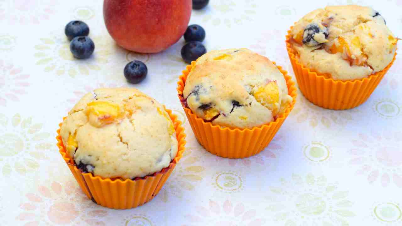 Muffin all'acqua pesche e mirtilli RicettaSprint
