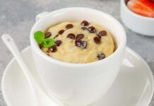 Non accendo più il forno per un dolce: con queste mug cake allo yogurt, mi godo una colazione da bar senza sudare Mug cake allo yogurt
