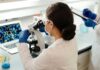 Una ricercatrice che osserva un virus in laboratorio