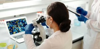 Una ricercatrice che osserva un virus in laboratorio