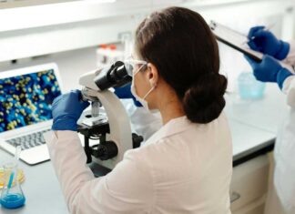 Una ricercatrice che osserva un virus in laboratorio