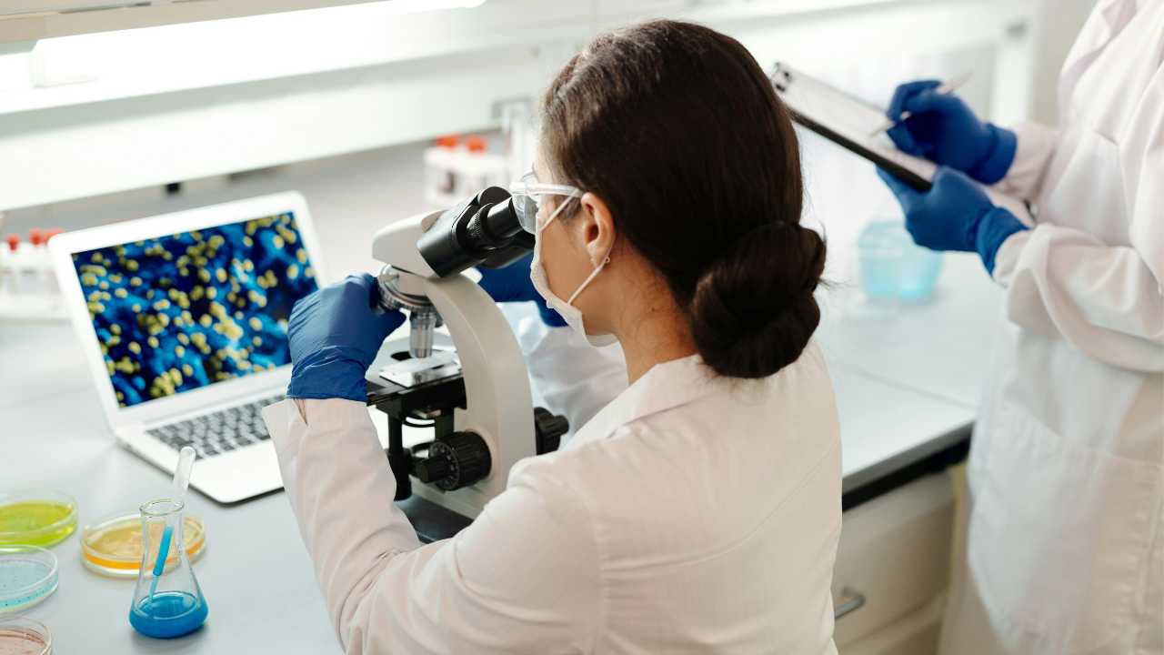 Una ricercatrice che osserva un virus in laboratorio
