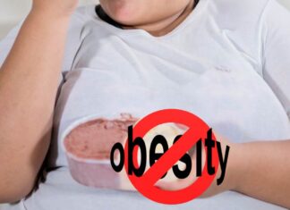 Persona obesa di giovane età che mangia gelato