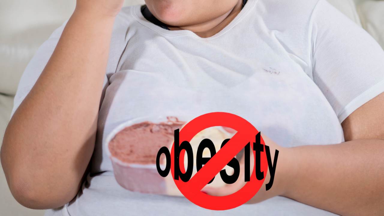 Persona obesa di giovane età che mangia gelato