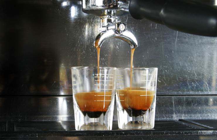 Tazzine di caffè preparate con una macchina del caffè