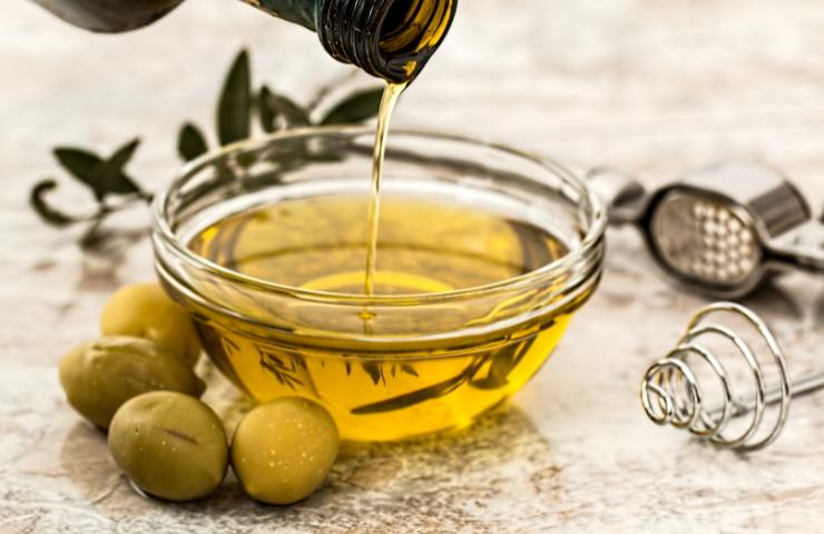 Olio extravergine d'oliva in ciotola