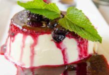 Panna cotta senza gelatina morbida e compatta si scioglie praticamente in bocca, il dessert di fine pasto da non lasciarsi sfuggire Panna cotta senza gelatina con lamponi RicettaSprint