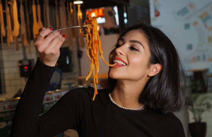 Donna che mangia della pasta