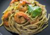 Pasta con pesto di prezzemolo e gamberetti