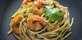 Pasta con pesto di prezzemolo e gamberetti