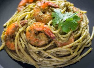Pasta con pesto di prezzemolo e gamberetti