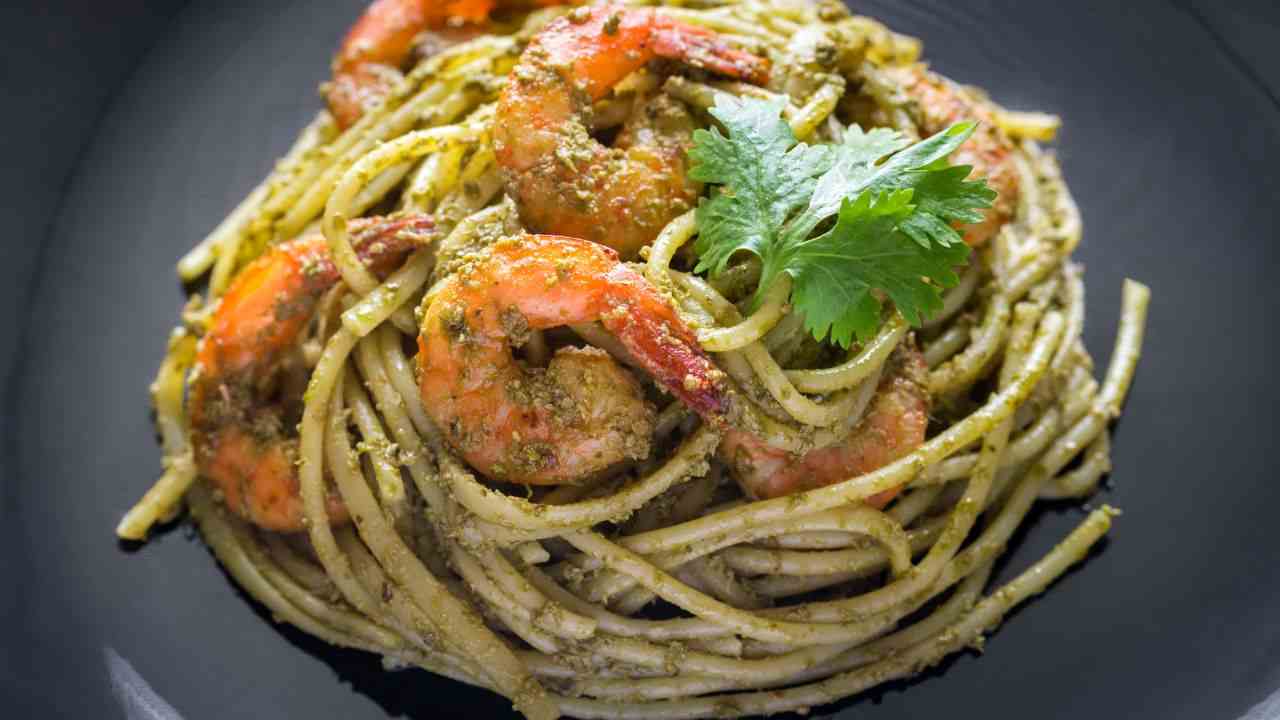Pasta con pesto di prezzemolo e gamberetti